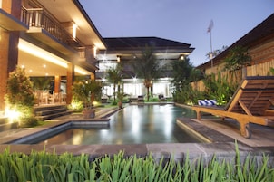 Piscina externa, espreguiçadeiras