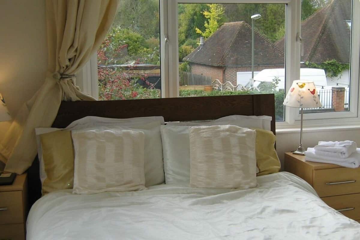 Single Room, Ensuite (Cream)