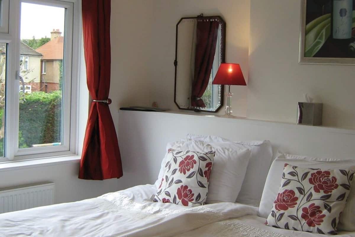 Double Room, Ensuite (over the bath - Rose)