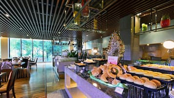 Daily buffet breakfast (CNY 100 per person)