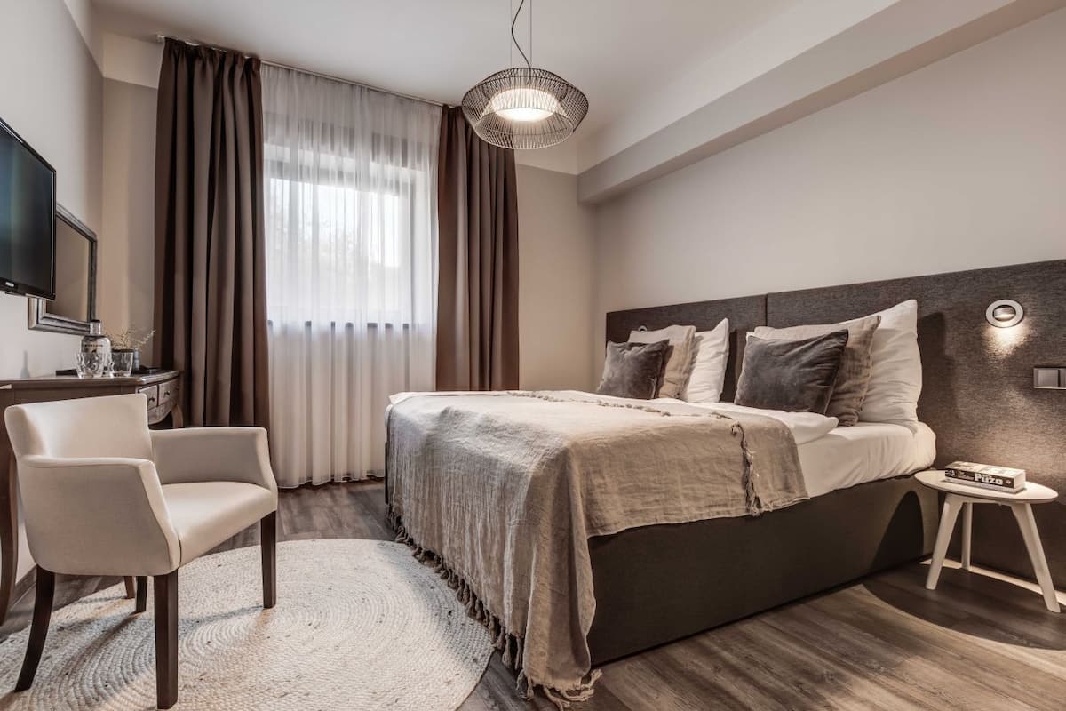 Comfort Double Room | 1 bedroom, in-room safe, desk, bed sheets