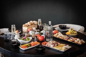 Makan tengah hari dan makan malam dihidangkan 