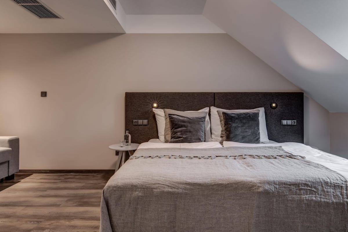 Family Room | 1 bedroom, in-room safe, desk, bed sheets
