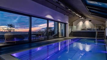 Indoor pool, sun loungers