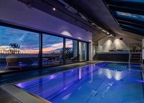 Indoor pool, sun loungers - Wellness Hotel Volarik (Mikulov)