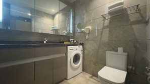 Premium Suite, Park View | Bathroom | Shower, free toiletries, hair dryer, slippers - Green Lemon Tree International Apartment - Beijing Road Jiedeng Metropolis Branch (Guangzhou)