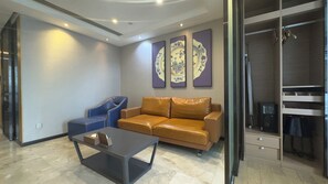 Suíte premium, vista para a cidade | Sala de estar | TV de tela plana 32 polegadas com canais a cabo, TV, filmes pagos