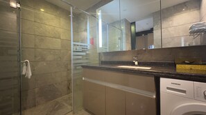 Premium Suite, City View | Bathroom | Shower, free toiletries, hair dryer, slippers - Green Lemon Tree International Apartment - Beijing Road Jiedeng Metropolis Branch (Guangzhou)