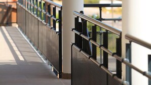 A balcony with a metal railing overlooking a scenic view. - Hôtel Restaurant les Pielettes (Le Rove)