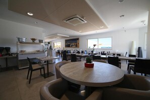 Lunch and dinner served, French cuisine - Hôtel Restaurant les Pielettes (Le Rove)