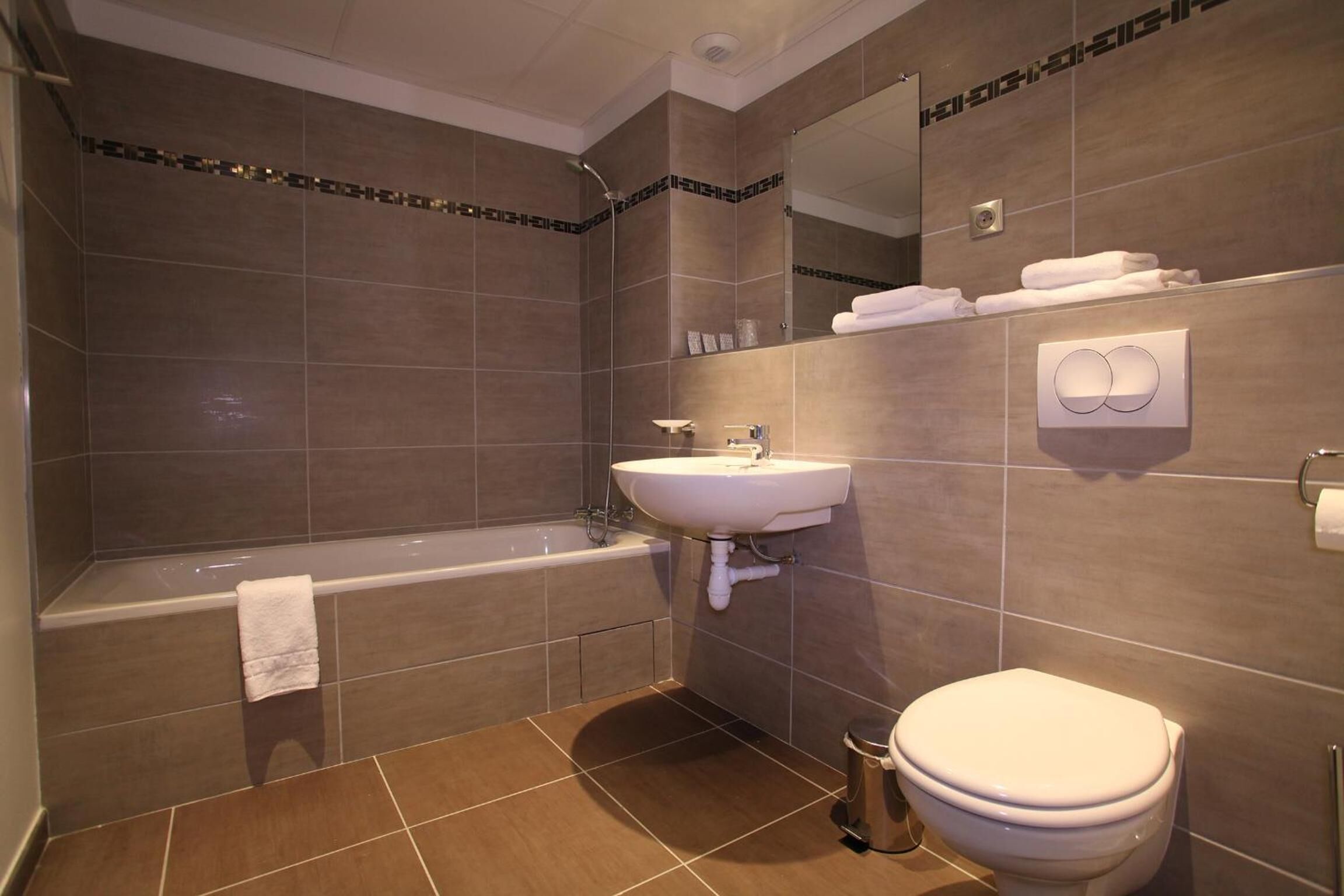 rainfall showerhead, free toiletries, hair dryer, towels