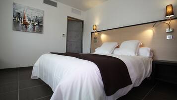 Quarto casal superior | Roupas de cama premium, escrivaninha, quartos à prova de som