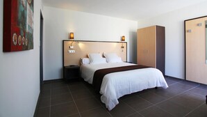 A modern hotel room with a large bed, a nightstand, a wardrobe, and a painting on the wall. - Hôtel Restaurant les Pielettes (Le Rove)