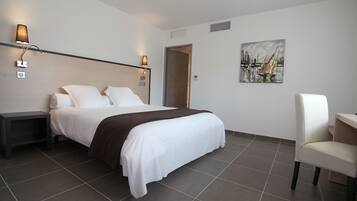 Quarto casal superior | Roupas de cama premium, escrivaninha, quartos à prova de som