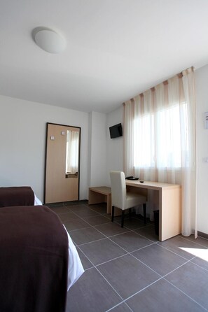 Premium bedding, desk, soundproofing, free cots/infant beds - Hôtel Restaurant les Pielettes (Le Rove)