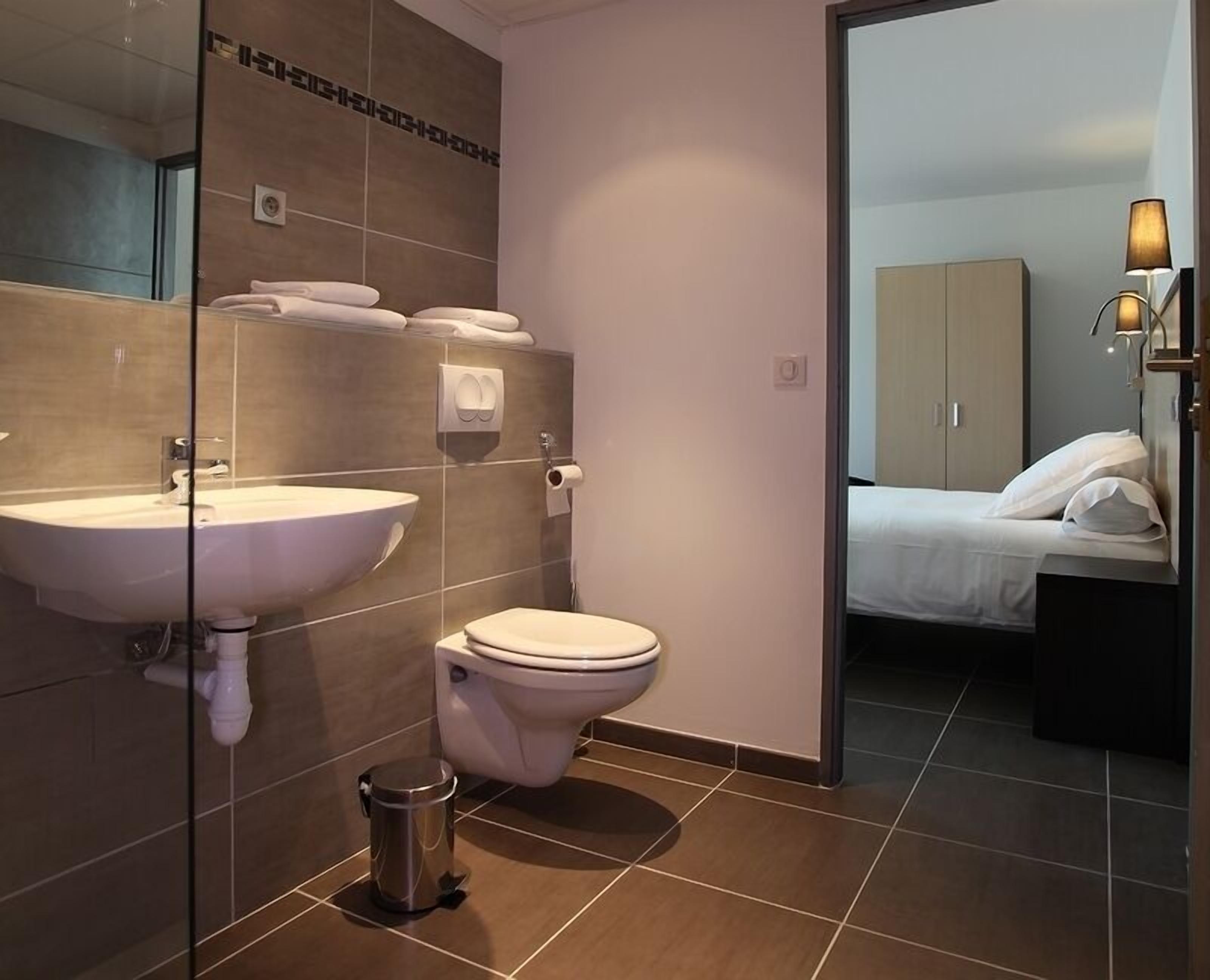 rainfall showerhead, free toiletries, hair dryer, towels