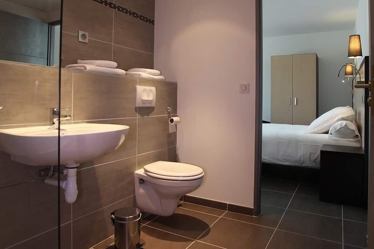 rainfall showerhead, free toiletries, hair dryer, towels