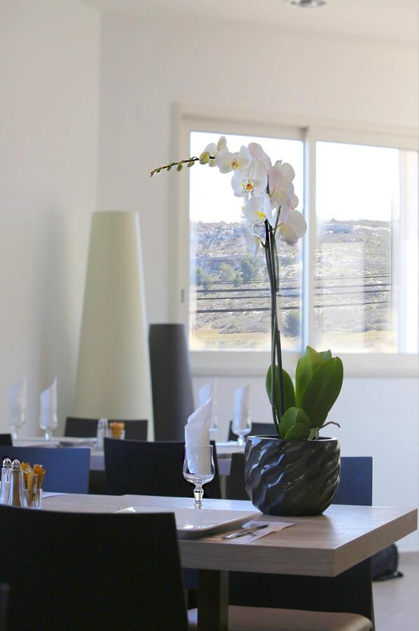 Déjeuner et dîner servis sur place, spécialités Cuisine française