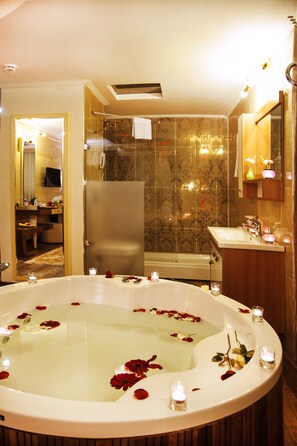 Suite Deluxe, idromassaggio | Bagno | Set di cortesia gratuito, asciugacapelli, pantofole, asciugamani