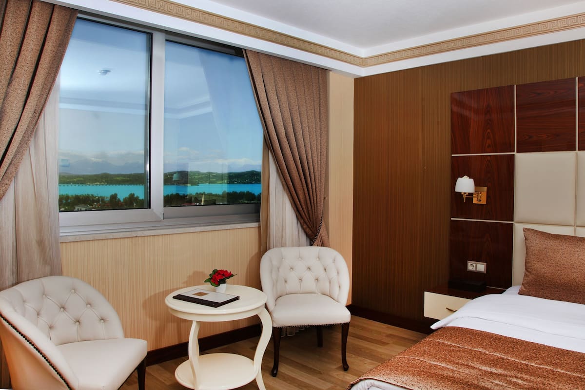Standard Double Room, 1 Queen Bed, Lake View