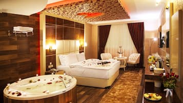 Deluxe Suite, Jetted Tub | Egyptian cotton sheets, premium bedding, free minibar items