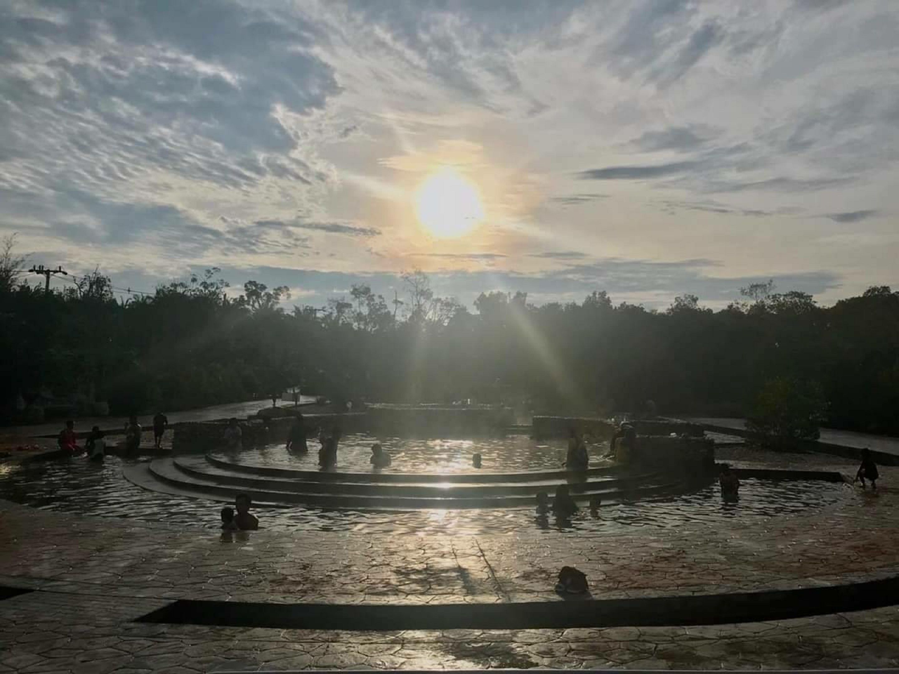 2 outdoor pools, open 7:00 am to 10:00 pm, pool loungers