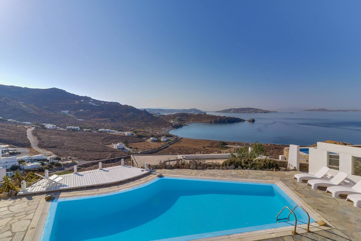 Piscina con vista despejada al mar y al paisaje circundante.