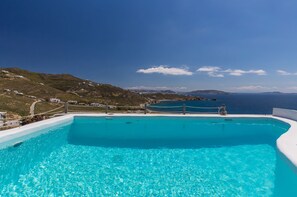 Outdoor pool, sun loungers - SeaBlue Villas (Mykonos)