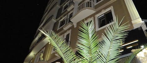 Fachada da propriedade à noite
