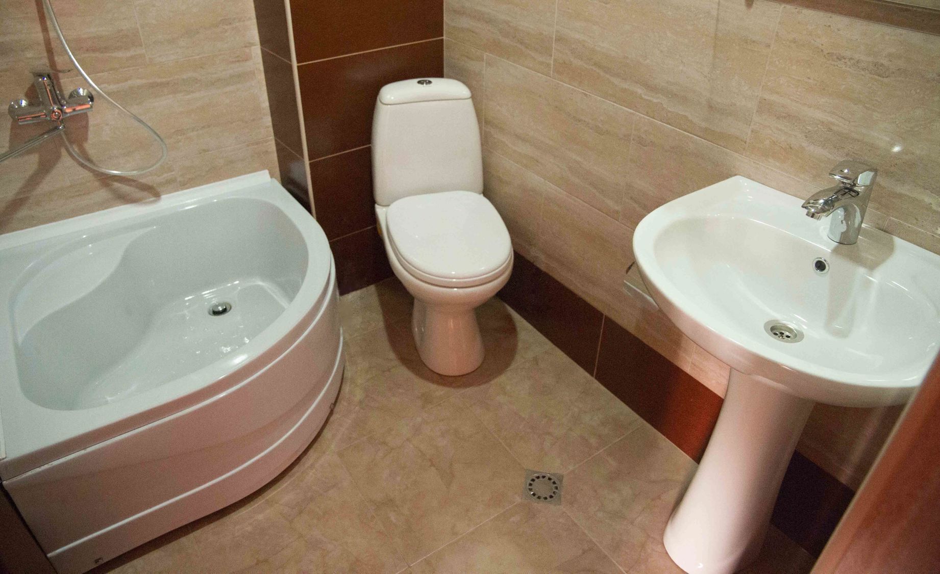 Badezimmer | Kostenlose Toilettenartikel, Haartrockner, Hausschuhe, Handtücher