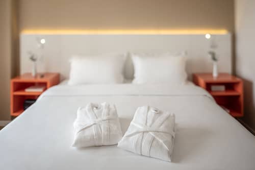 Premium Casal - 1 Cama Queen | Frigobar, cofres nos quartos, escrivaninha, cortinas blackout
