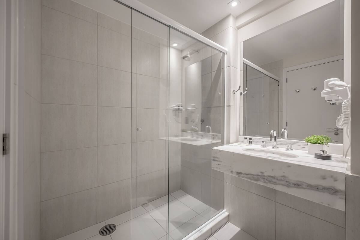 shower, free toiletries, hair dryer, towels