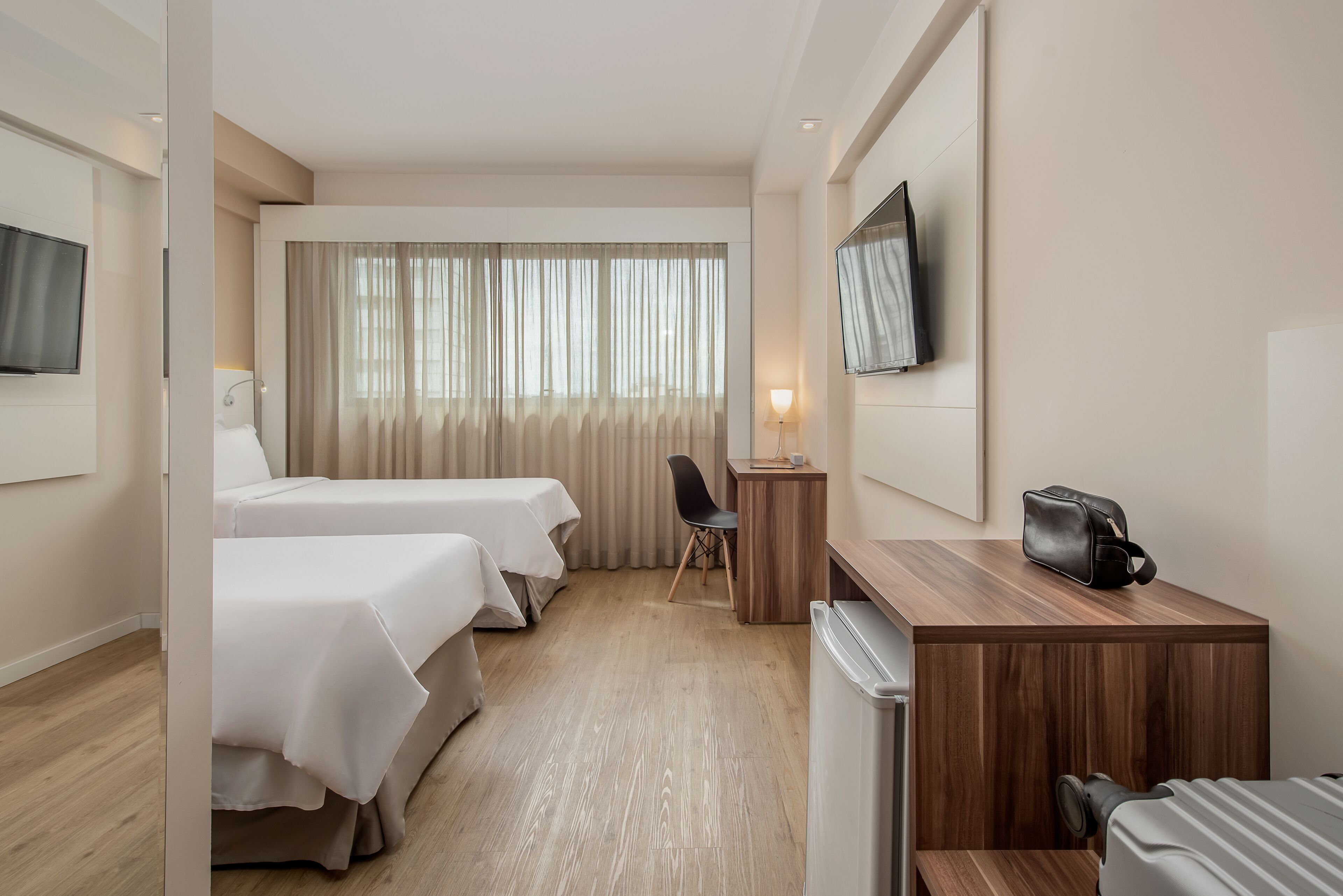 standard twin - 2 camas solteiro | minibar, in-room safe, desk, blackout curtains