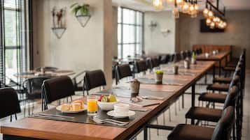 Café da manhã com buffet grátis todos os dias