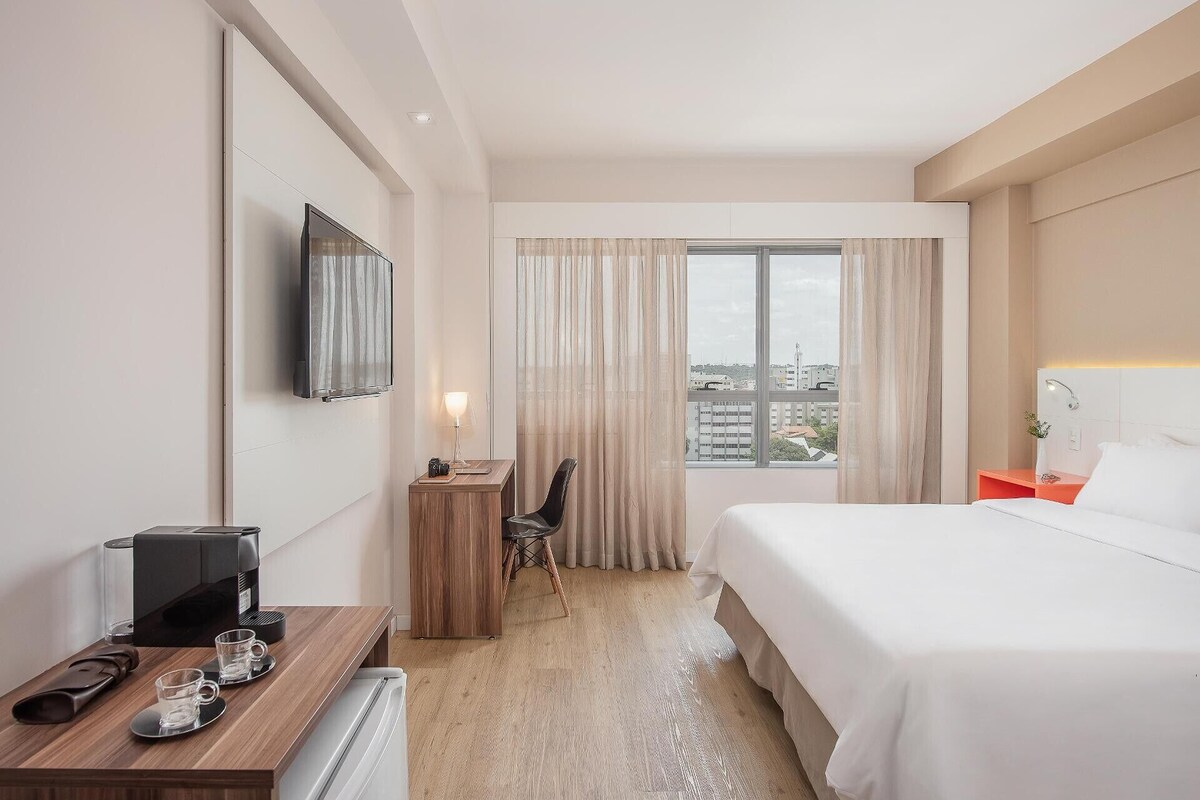 Minibar, caja de seguridad en la habitación y escritorio 