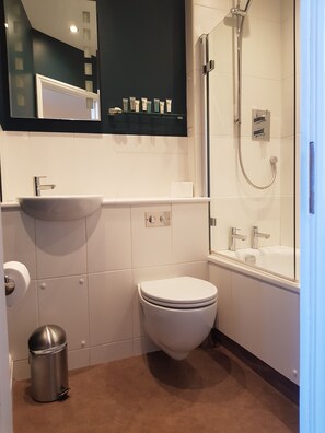 Appartement, 1 slaapkamer | Badkamer | Gratis toiletartikelen, een haardroger, handdoeken