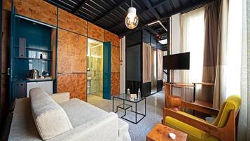Design Suite | 1 bedroom, premium bedding, minibar, in-room safe