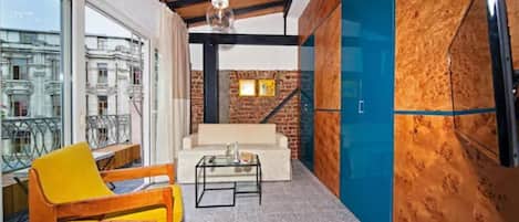 Desing Suite with Balcony | Area soggiorno | TV LCD 37 pollici con canali satellitari, TV