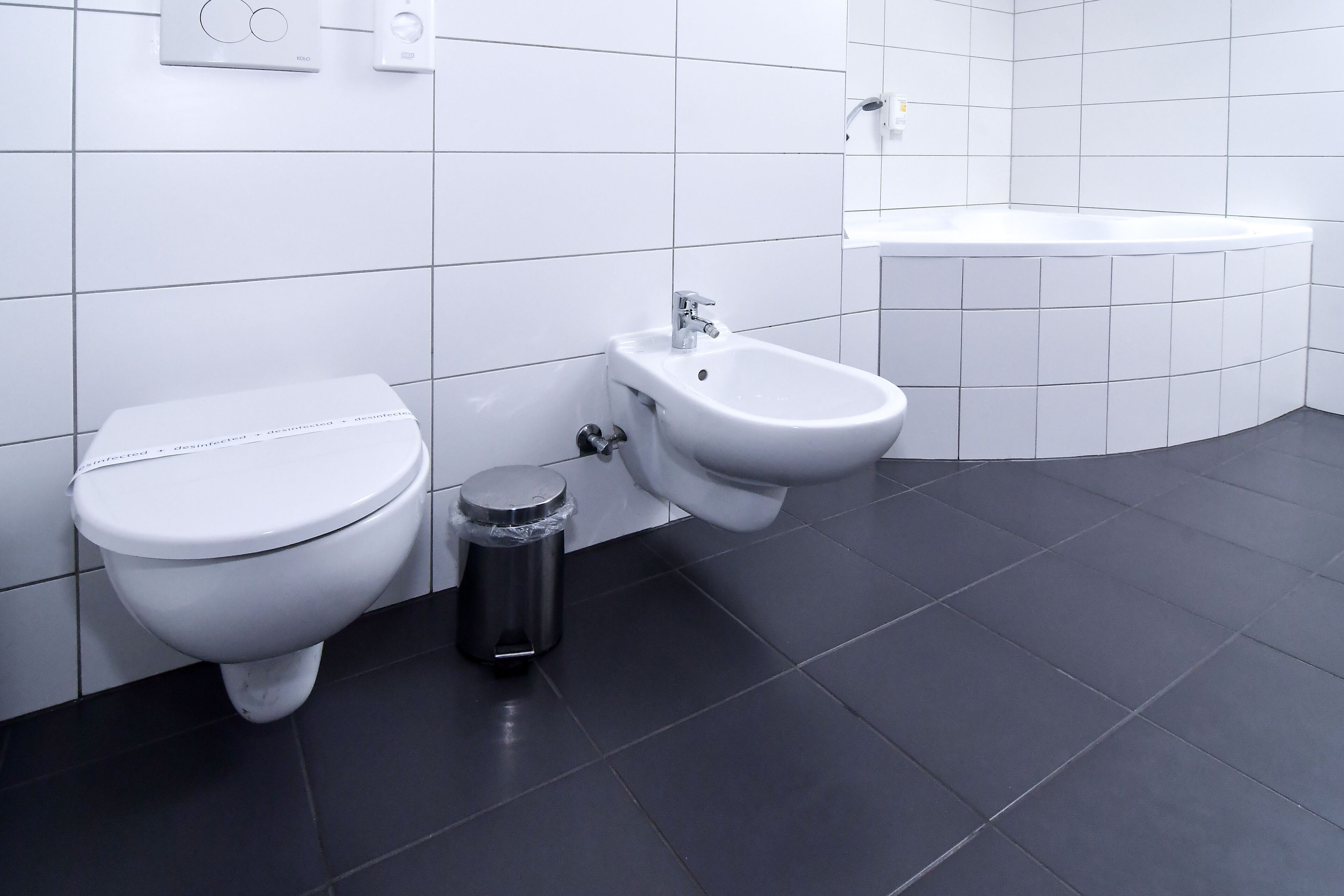 deluxe apartment (duplex) | bathroom | free toiletries, towels