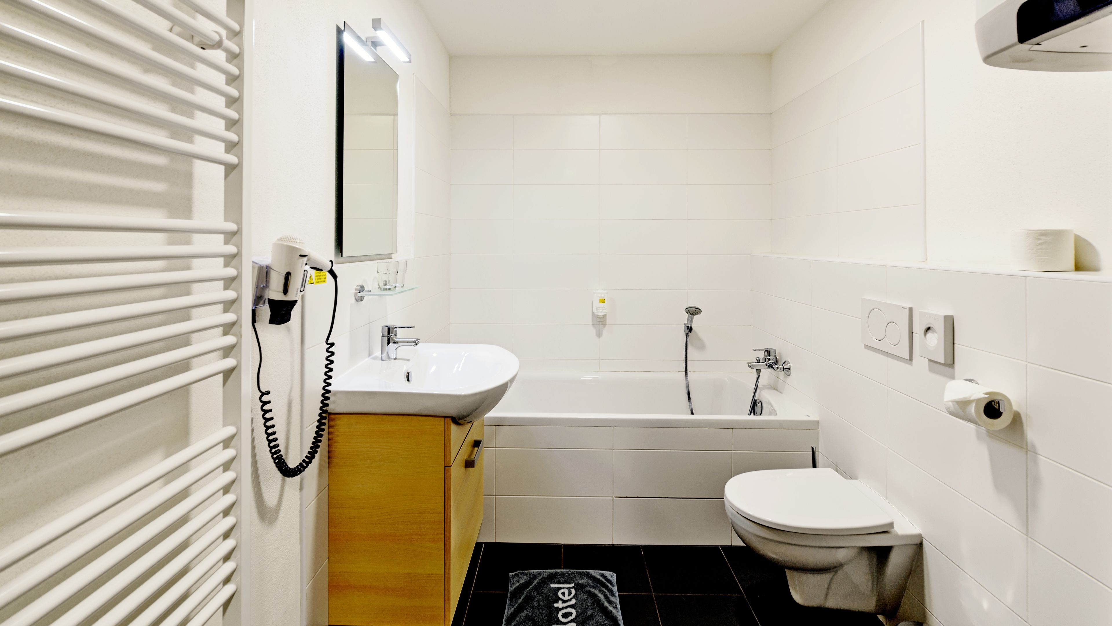 executive apartment | bathroom | free toiletries, towels