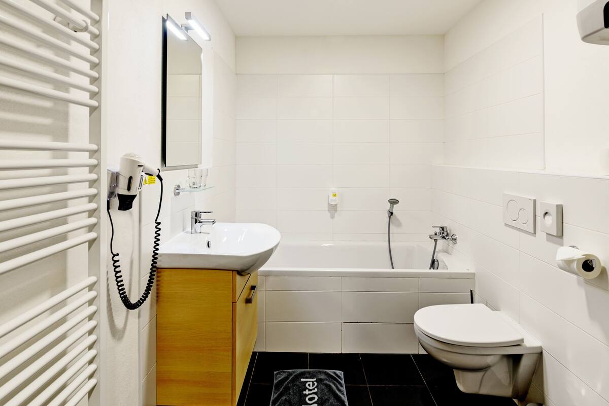 executive apartment | bathroom | free toiletries, towels
