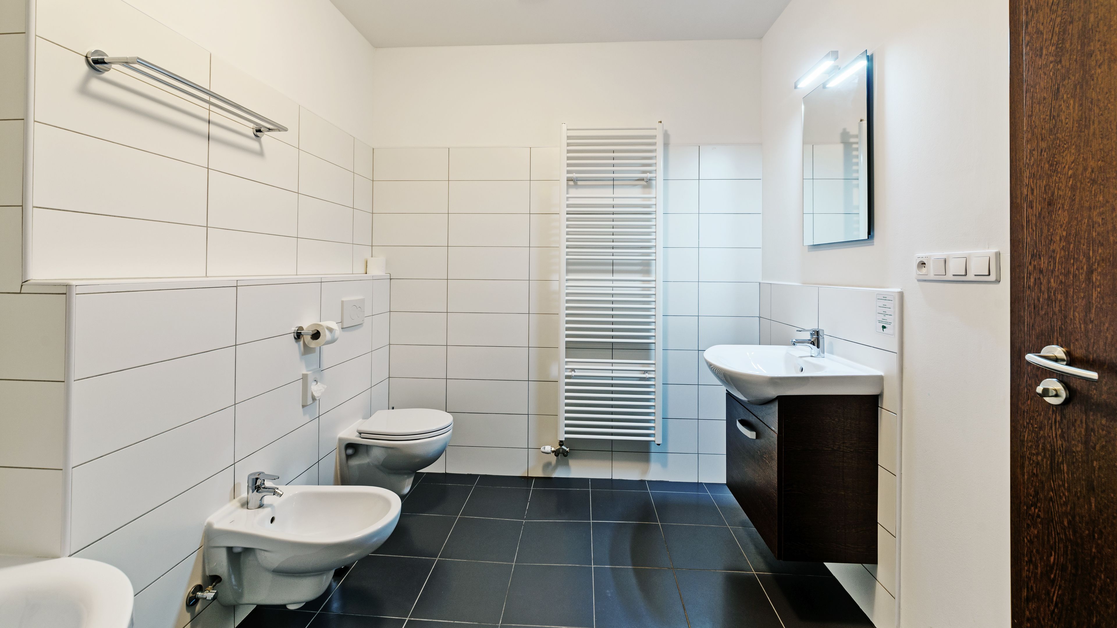 deluxe apartment (duplex) | bathroom | free toiletries, towels
