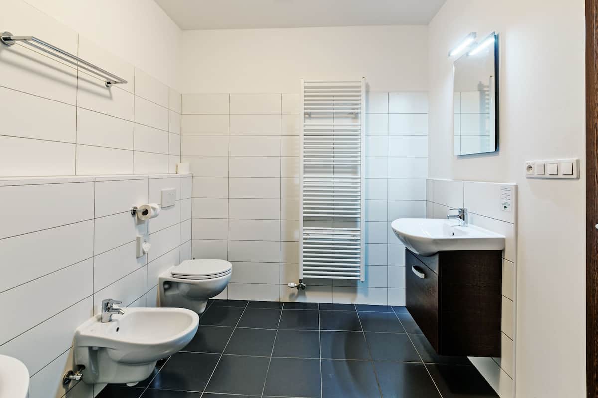 deluxe apartment (duplex) | bathroom | free toiletries, towels