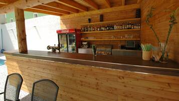 Bar junto a la piscina