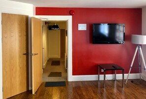 标准公寓, 4 间卧室 (First Floor) | 起居区 | 平板电视、DVD 播放器
