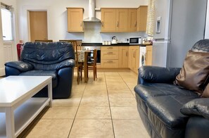 Flat-screen TV, DVD player - Portrush Holiday Rentals (Portrush)