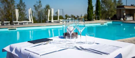 Se sirven desayunos, cenas y cocina local con vista a la alberca