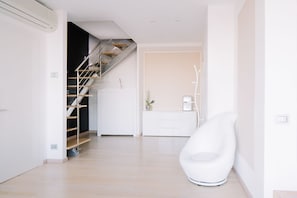 Family Suite, Jetted Tub | Living area | 40-inch flat-screen TV with digital channels, TV