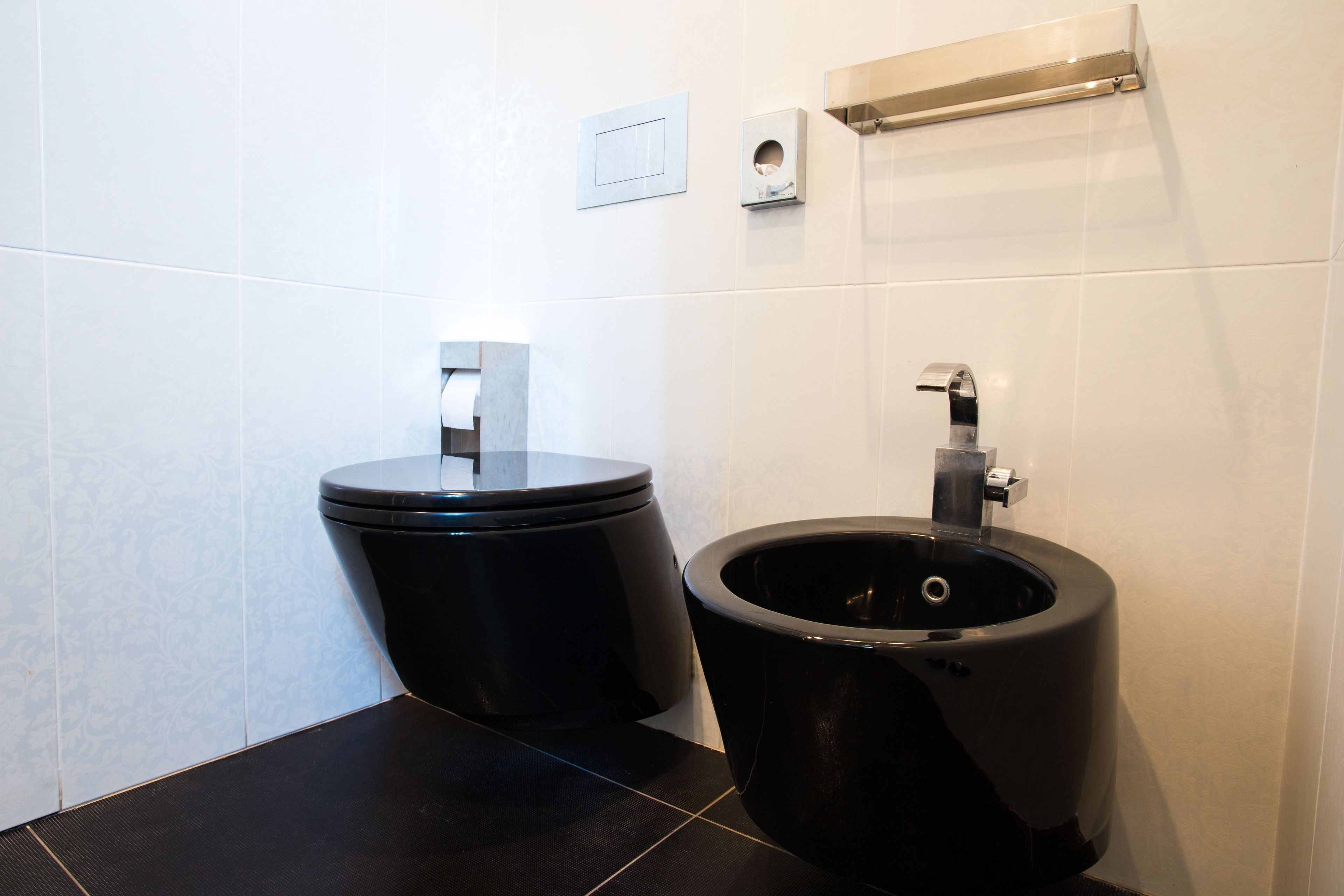 Une salle de bain moderne équipée de toilettes et d’un bidet.