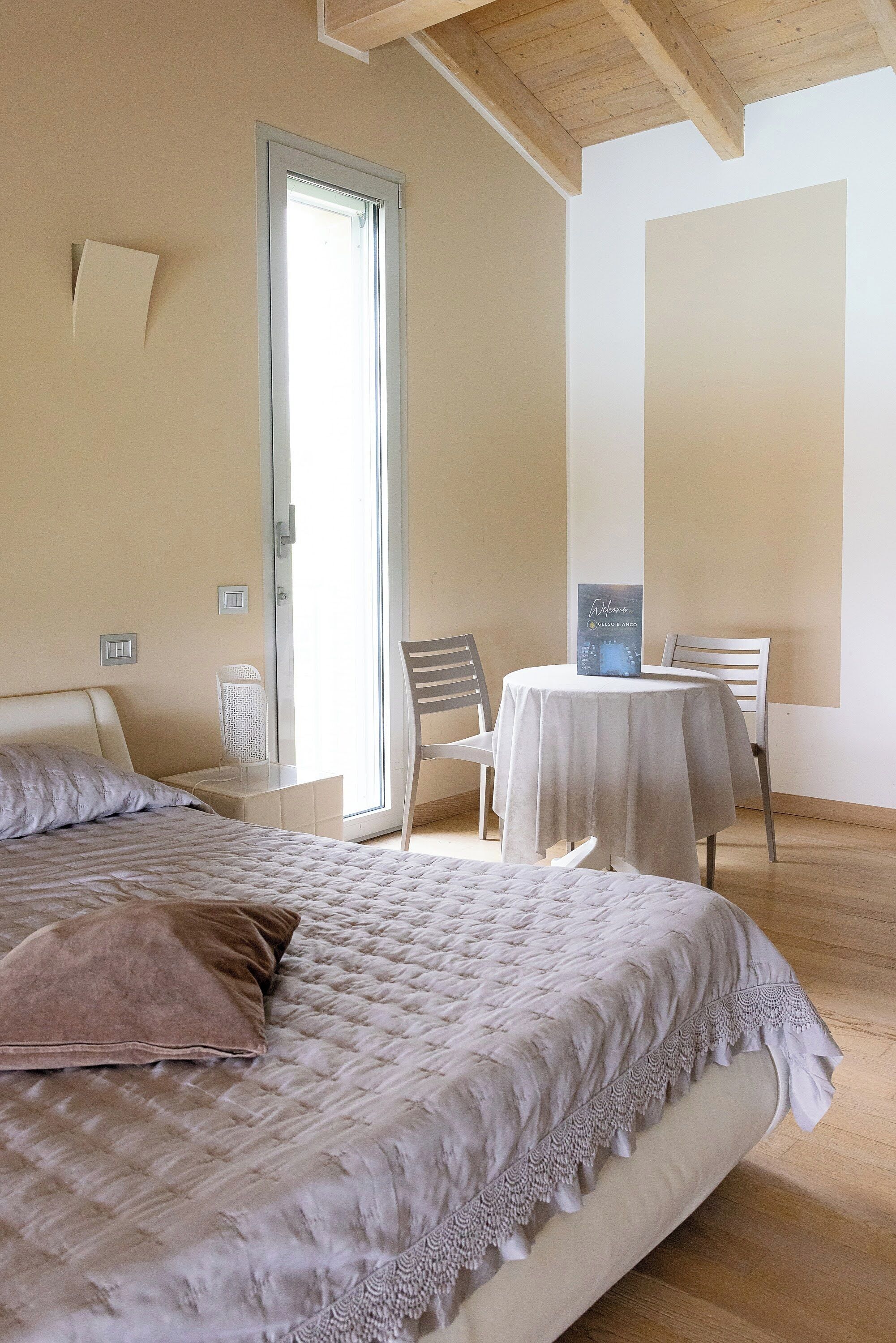 Classic Room | Egyptian cotton sheets, premium bedding, blackout curtains, free WiFi